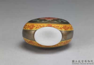 图片[3]-Glass-body painted enamel snuff bottle with a passionflower design on a gold background, Qing dynasty, Qianlong reign (1736-1795)-China Archive